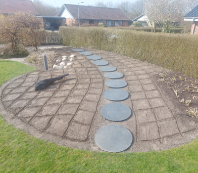 Skifer sten er lagt ud i bedet