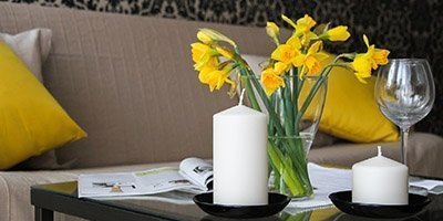 Påskeliljer inde døre