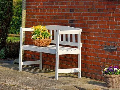 Blomster på en bænk